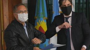 Firma de convenio para entregar netbooks a estudiantes 