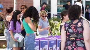 Ituzaing&oacute; se ti&ntilde;e de violeta contra la violencia de g&eacute;nero