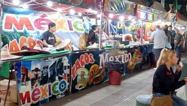 Feria de las colectividades “Universo de sabores” en Ituzaingó