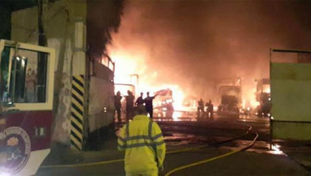 Incendio en una distribuidora de Castelar: se quemaron nueve camiones