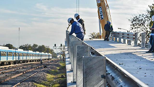 Comenzó el montaje de los puentes modulares sobre las vías del ferrorcarril Sarmiento