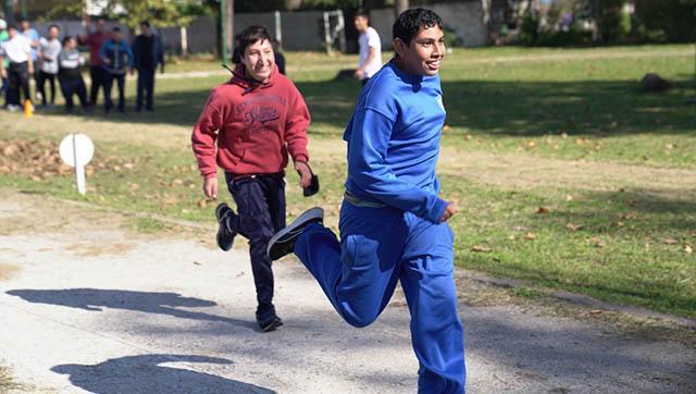 Deporte e inclusión en una jornada a pura alegría en el polideportivo La Torcaza