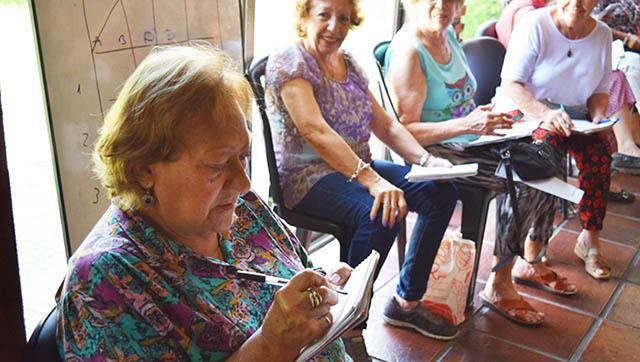 Charla sobre Alzheimer en el centro de jubilados Villa Irupé