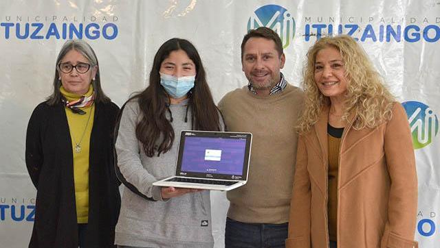 Pablo Descalzo encabezó la entrega de netbooks a jóvenes del distrito