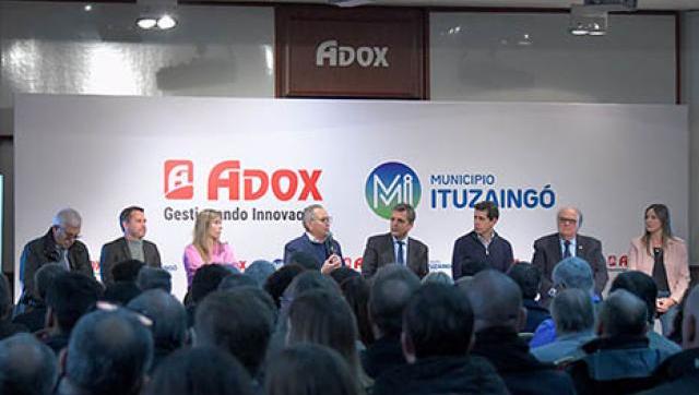 Descalzo y Massa juntos en un encuentro empresarial en la local ADOX