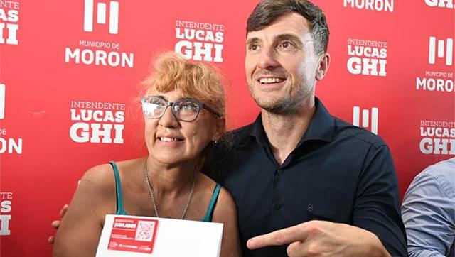 Nueva entrega de credenciales de beneficios para adultos mayores en Morón